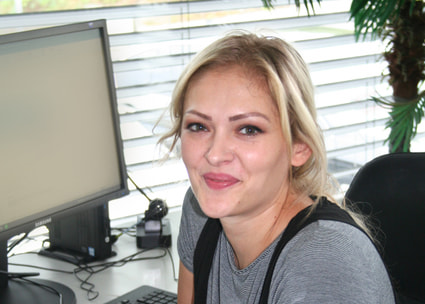 Büromitarbeiterin am Computer Büromitarbeiterin am Computer